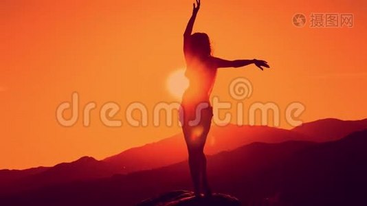 在山上跳舞的女性剪影，美丽的日落视频