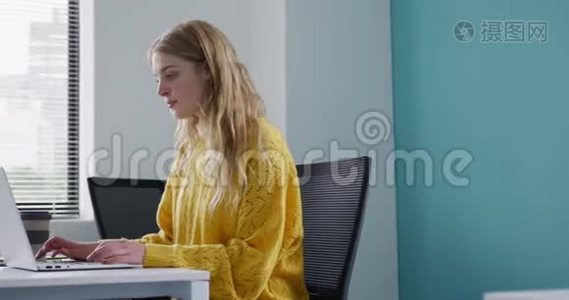 在电脑上工作的白人女人视频