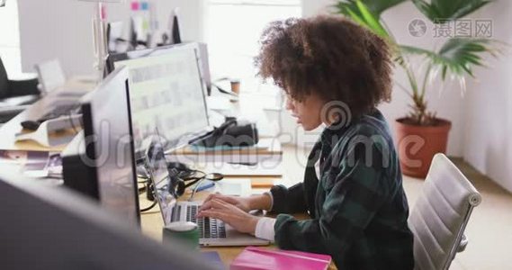 女混血儿在创意办公室敲电脑视频