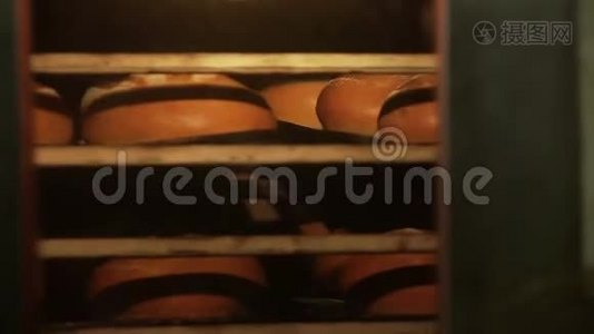 面包在烤箱里烤视频