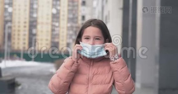 冠状病毒保护。 一个白种人女孩站在街上戴着医疗保护面具视频