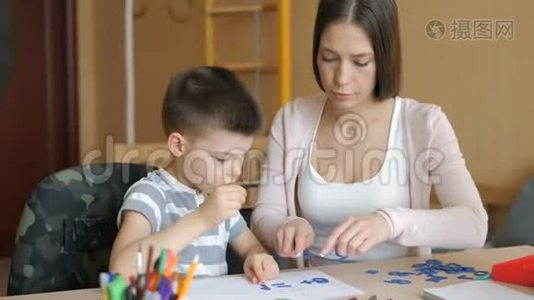 家庭教育。 母亲和儿子正在做艺术用品作业视频