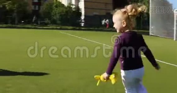 两个浅棕色的女孩逃离了摄像机，躲在足球球门后面视频