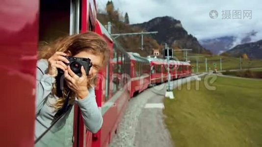 瑞士伯尼娜火车快乐女摄影师视频