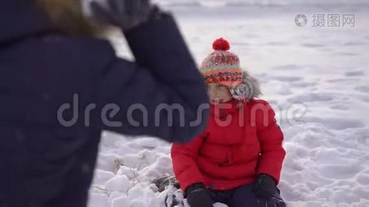 小男孩和妈妈玩雪球视频