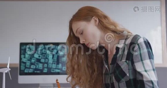 高加索女人在创意办公室工作视频