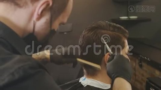 理发师用剪刀和刷子`客户的头发扎在带子上视频
