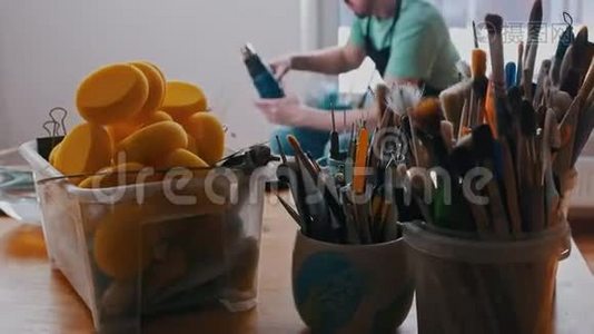陶制车间-制作陶制碗碟的不同仪器视频