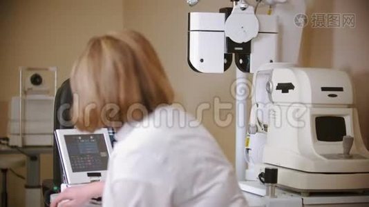 眼科诊所的一种治疗方法-通过大型特殊设备检查小男孩的视力视频