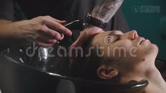 在理发店洗头发的男人视频