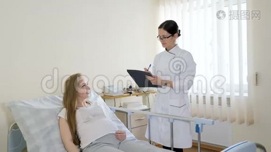 有医生的孕妇-在室内视频