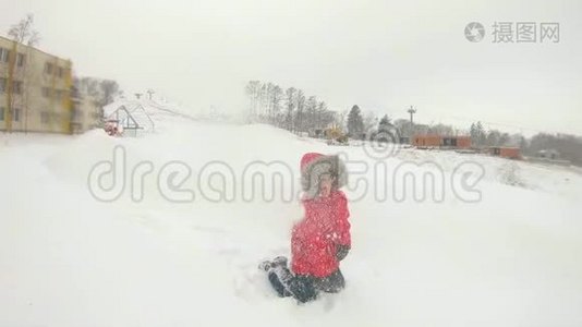 一个年轻人和他的小儿子在大雪后的一场雪中玩得很开心。 冬季概念。 慢镜头视频