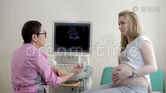 年轻怀孕少女接受超声检查视频