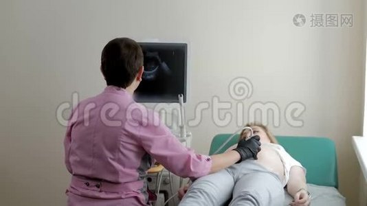 超声检查、幸福孕妇腹部检查、现代医学技术视频
