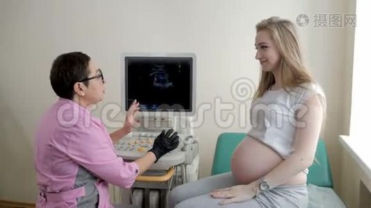 年轻怀孕少女接受超声检查视频