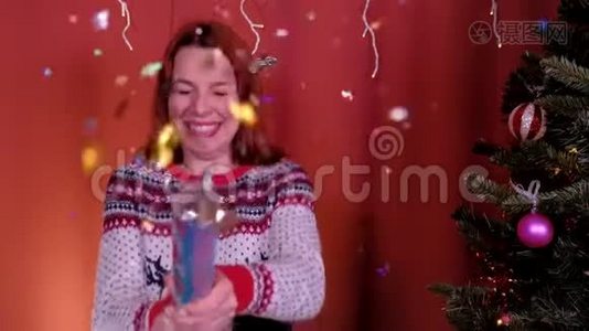 女人吹着纸屑爆竹。 节日、圣诞节和新年的概念。视频