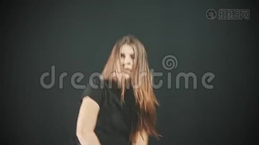 一个年轻性感的女人在黑暗的烟雾工作室跳舞视频