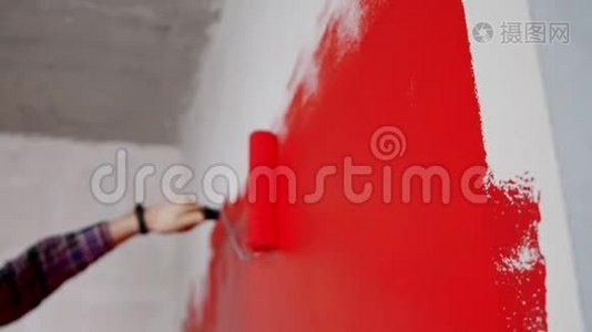 公寓翻新-用红色覆盖透明墙视频
