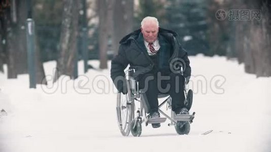 一个老兵坐在轮椅上下雪视频