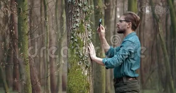 生物学家用放大镜研究植物视频