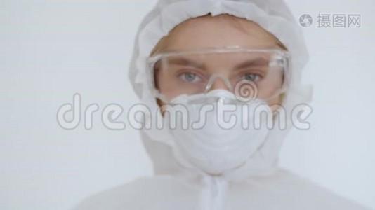 一个化学防护的女孩在镜头前举起一个喷鼻器。 一名化学防护女孩的特写视频