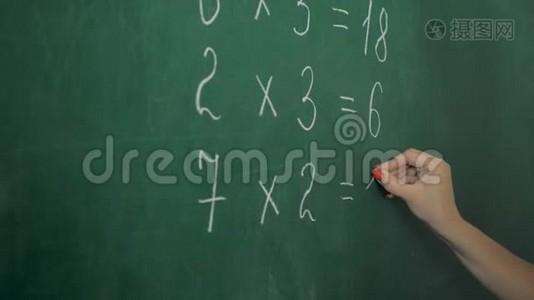 小学。 老师在教室的绿色粉笔板上写数字视频