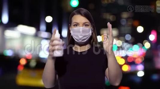 那个女孩戴着一个保护性的医疗面罩。 冠状病毒流行情况视频