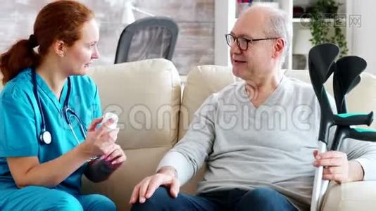 在退休家庭，护士和老人谈论药物剂量视频