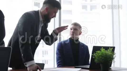 两个男人在工作中的对话，穿西装的年轻商人在办公室里一起工作和交流。 公司法人视频