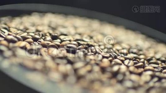 旋转盘子里的咖啡豆视频
