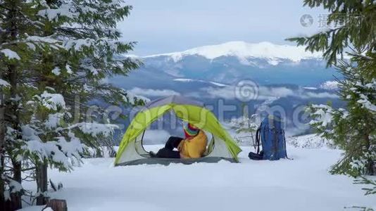 冬天游客在山上的帐篷里放松视频