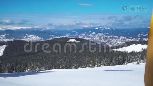 男子背包客游客行走雪景.视频