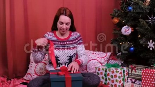 失望的女人在家里收到一份糟糕的圣诞礼物，她打开盒子，发现一双丑陋的拖鞋。 概念视频