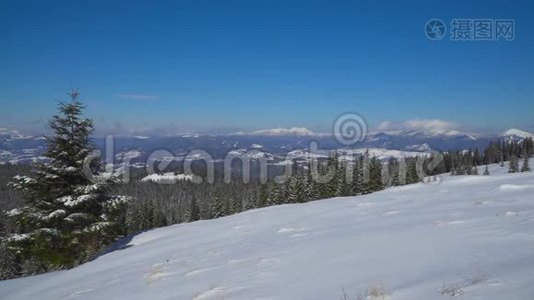 男子背包客游客行走雪景.视频