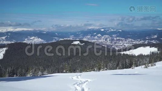 男子背包客游客行走雪景.视频