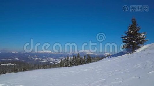 男子背包客游客行走雪景.视频