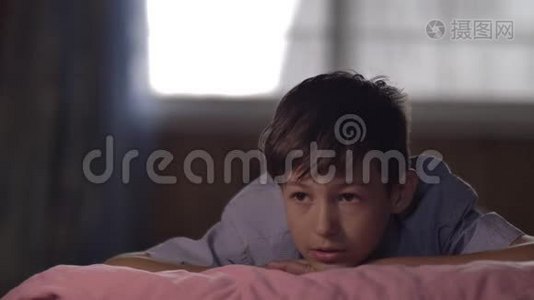 男孩躺在家里的床上做梦视频