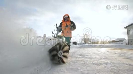 冬天，男人用清扫车清扫院子里的积雪视频