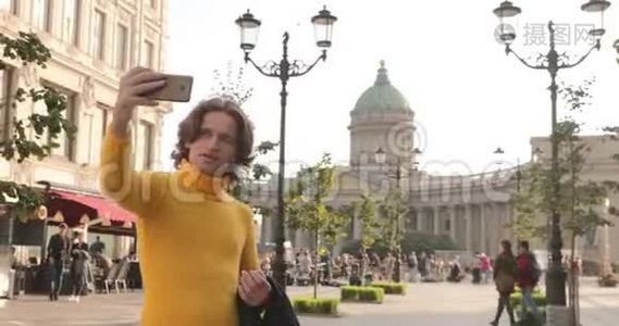 帅哥自拍，从外面看，他穿着黄色的毛衣，黑色的雨衣或夹克是他的手视频