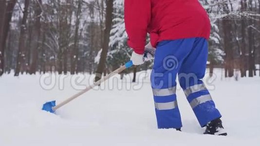 隐姓埋名清洁器清除积雪。视频