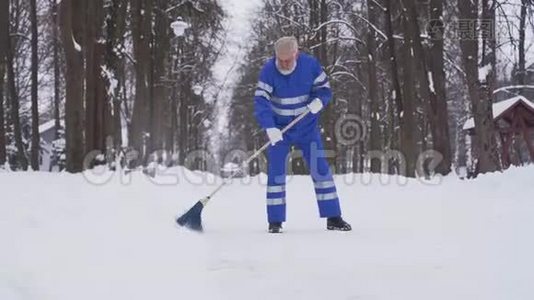 高级清洁工用扫帚除雪。视频