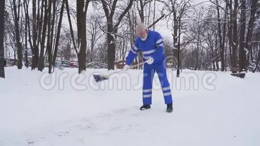 高级清洁工用扫帚除雪。视频