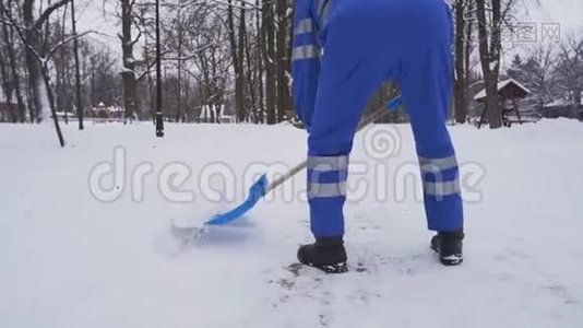 隐姓埋名清洁器清除积雪。视频