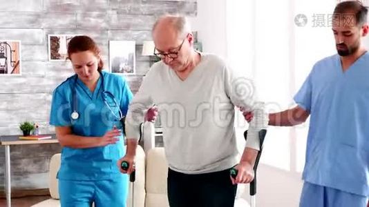 年轻的男医生和帮助老人的女人视频