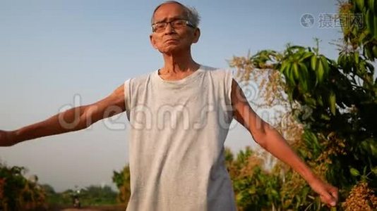亚洲老人在公园锻炼身体，身体健康。 保健概念。视频