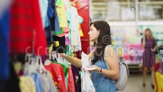 一位年轻女子正在超市购物。视频