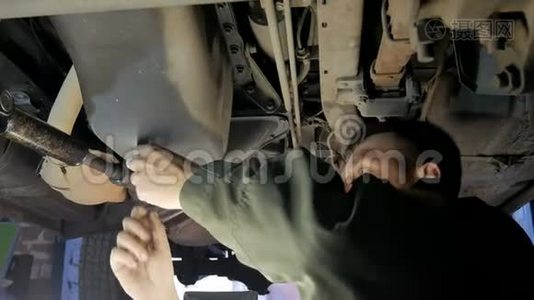 机械师在他的车间修理汽车视频