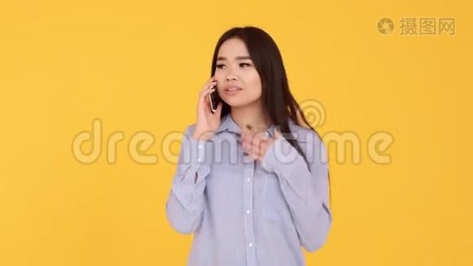 年轻的亚洲女人在打电话。 喜悦和惊奇的情绪视频
