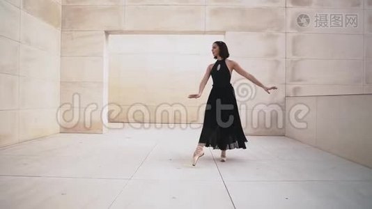 穿着黑色裙子的年轻职业芭蕾舞演员在户外跳舞视频