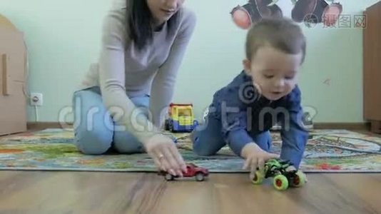 一个孩子在地板上玩妈妈的玩具视频